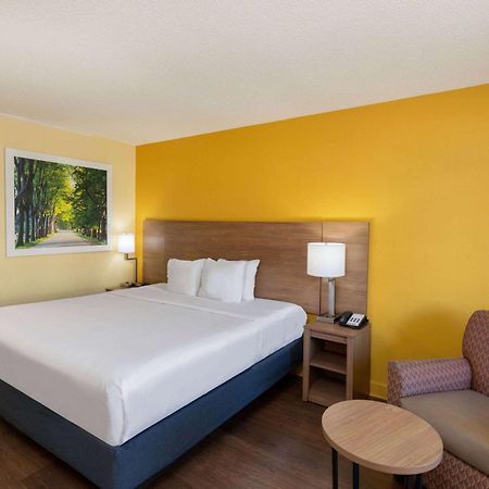 Days Inn By Wyndham Florence/I-95 North Exterior photo