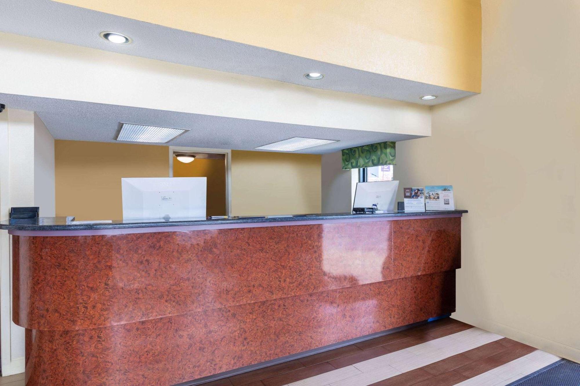 Days Inn By Wyndham Florence/I-95 North Exterior photo